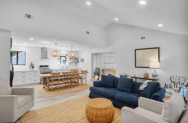 Renovated Center Island Home & Garage Apt 4bd/3ba