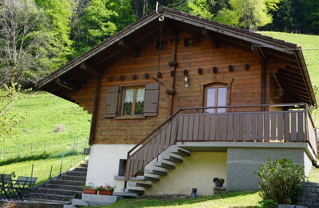 RENOVATED CHALET located between the resorts and Lake Annecy
