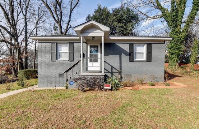 Renovated Charlotte Bungalow - 3 Mi to Downtown!