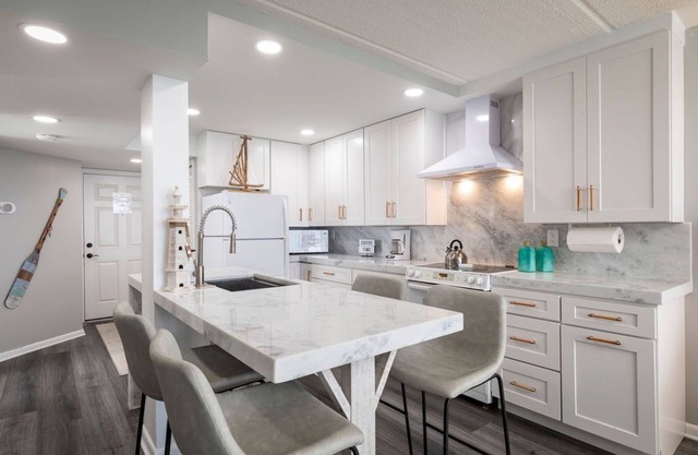 Renovated Condo With Pool on No Drive Beach