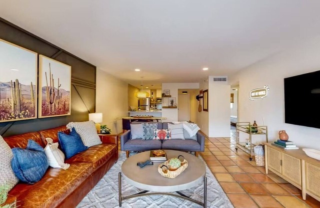 Renovated Condo with Pool, Spa, & Gym access