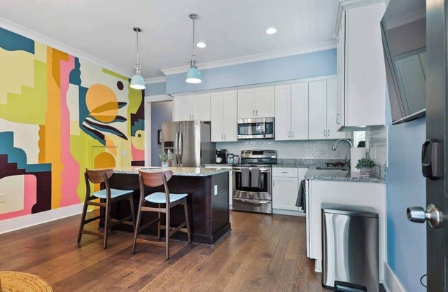 Renovated Dog Friendly Duplex Near Food & Fun! Fully Fenced Yard and Private Par