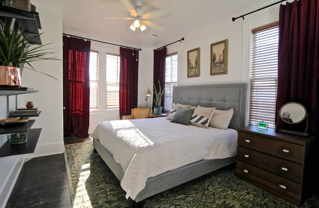 Renovated EaDo Flat, walk to GRB, bars, stadium-above restaurant & bar adjacent