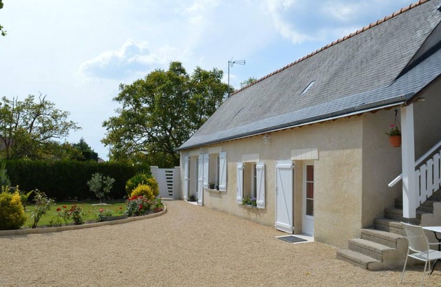 Renovated Family Home in Vineyards, Modern Amenities, WiFi, Garden, Near Loire Châteaux