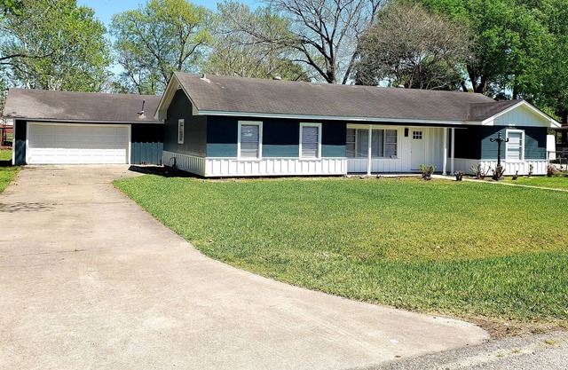Renovated family retreat in Baytown, TX! Sleeps 10 comfortably!