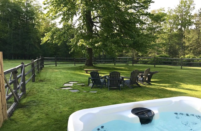 Renovated farmhouse, dogs friendly/hot tub with a mountain view.