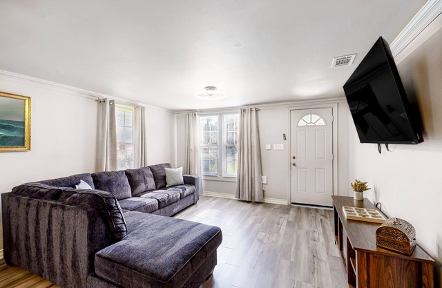 Renovated farmhouse with private pond, streaming, full kitchen, central AC, WiFi