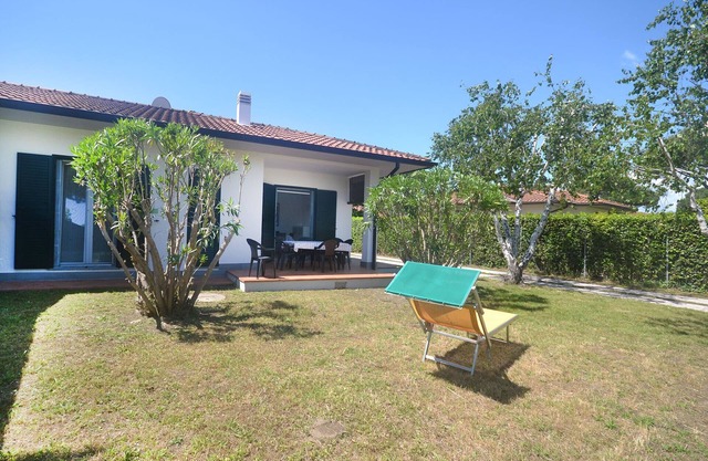 Renovated ground-floor villa with garden on 3 sides in rich green area