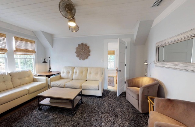 💲Renovated Guesthouse💲4 KING Bedrooms - Downtown 2 Block Stroll- Beach Only 3 Miles