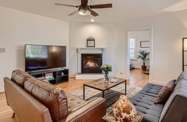 *Renovated, Historic 4 Bed (Sleeps 8!) "Treehouse" in Downtown Durham*