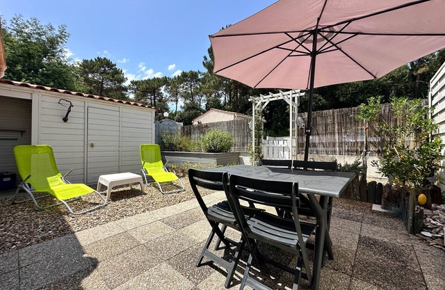Renovated Holiday Home Near Beach - Sleeps 4 - WiFi, Terrace, BBQ, Parking