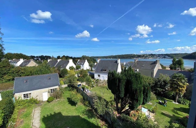 Renovated house for 12 in the village of Locquenole