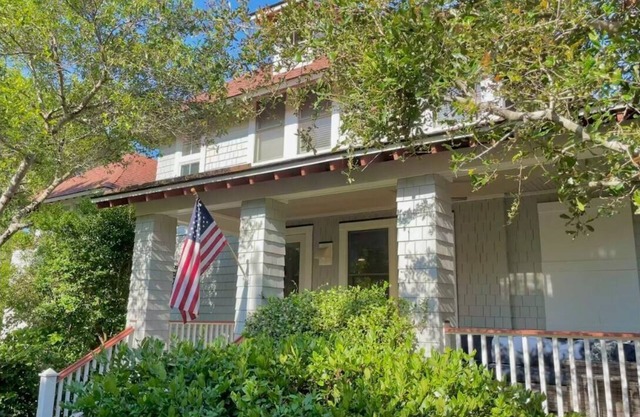 Renovated Keeper's Landing Cottage with 2 carts, bikes and beach gear awaits.