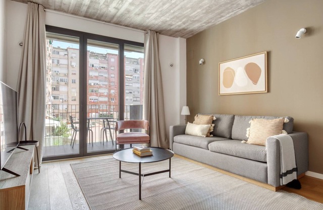 Renovated La Dreta de L'Eixample 2BR, by Blueground