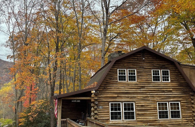 Renovated Log Cabin, EV charger/Near Hikes/BRP/waterfalls- FirePit/Game Room.