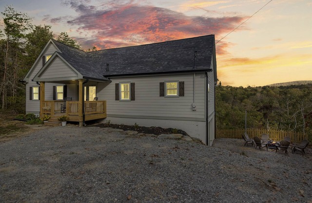 Renovated + Mtn Views + Hot tub + Fire Pit + Pet Friendly