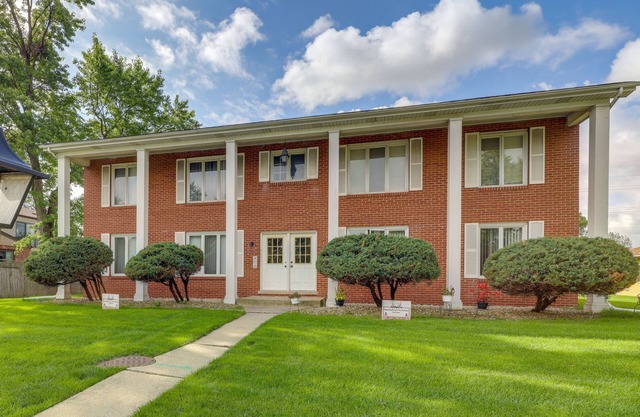 Renovated Munster Condo - 15 Mi to Lake Michigan!