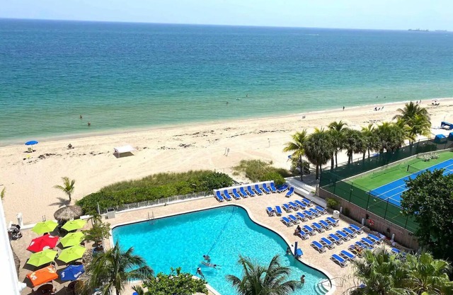 Renovated Oceanfront Condo at Ocean Manor:Private Beach,Tiki Bar,Fort Lauderdale