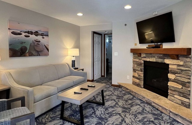 Renovated/Quiet 1BR, Hot Tub, Game/Movie Room