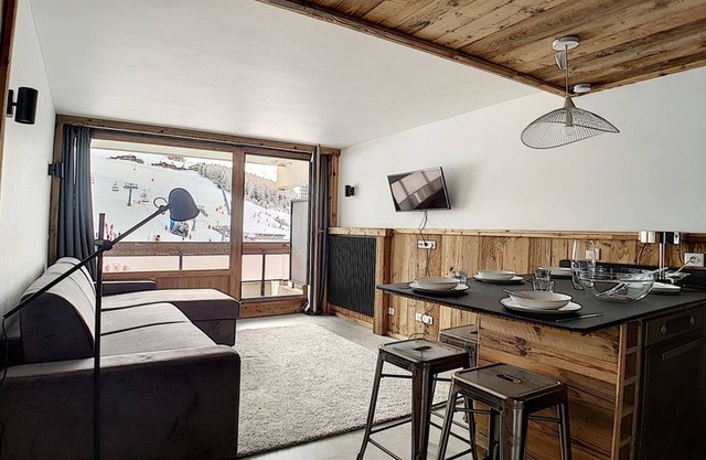 Renovated Ski-In/Ski-Out Apartment with South-Facing Balcony
