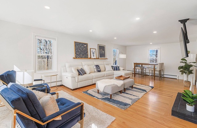 RENOVATED, Spacious, 4-bedroom, Dogs ok, Minutes from Beaches