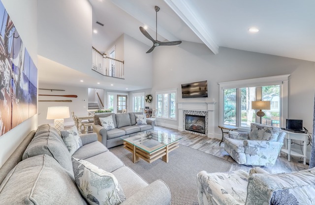 Renovated spring 2019, villa with shared outdoor pool - just 400' from ocean