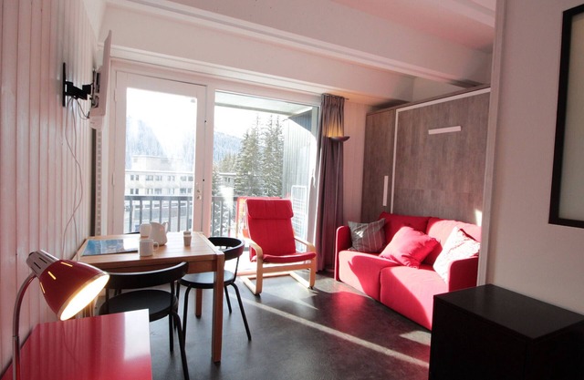 Renovated studio for 4, balcony, at the foot of slopes and shops