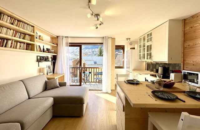 Renovated studio for 4 with balcony and parking in Briançon