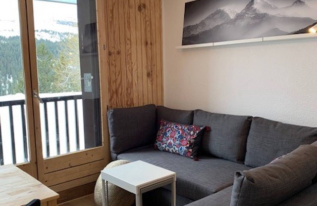 Renovated Studio for 5, Ski-In/Ski-Out, Close to Shops, South-Facing Balcony