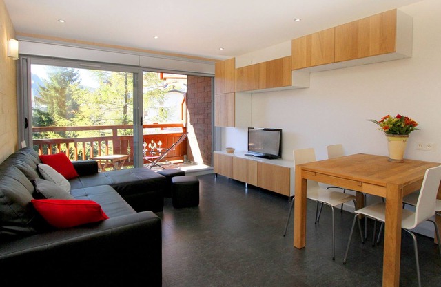 RENOVATED STUDIO SOUTH BALCONY