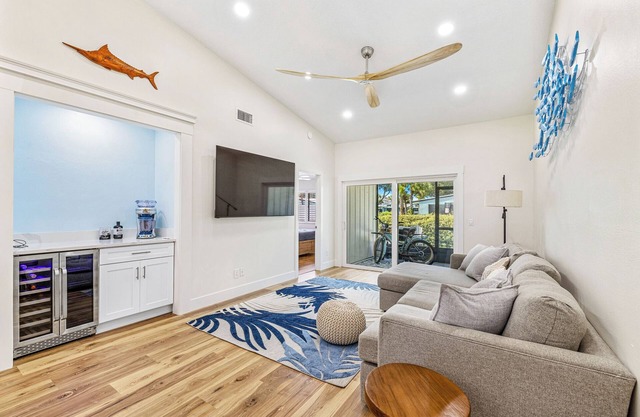 Renovated Venetian Villas Corner Retreat with Pool, Patio, Close to Beach and Town