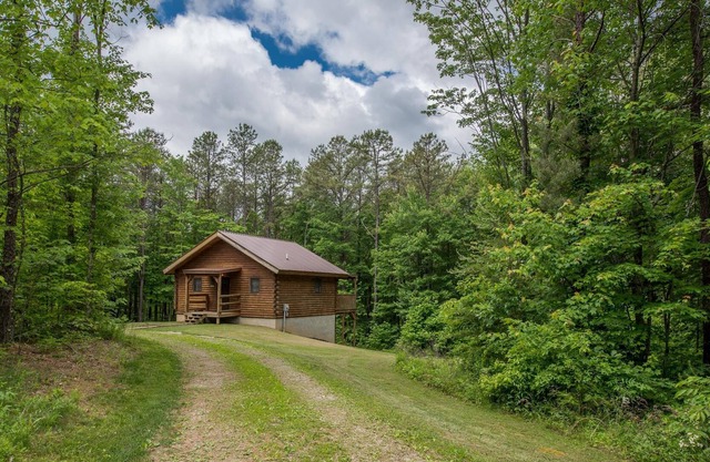 Rent 2, Get 1 Free in January! Cozy 1 br cabin on 80 acres near Old Man's Cave!