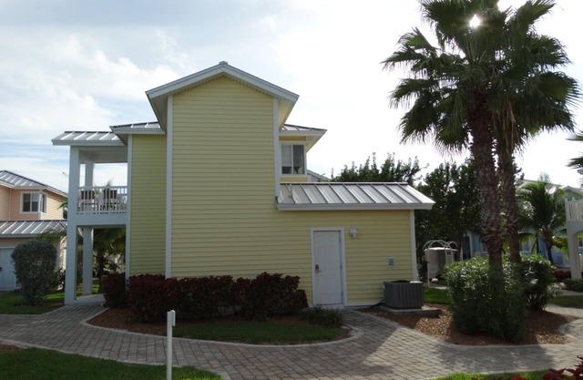 Rent a 2 bed/2 bath Villa in Alice Town, North Bimini (INCLUDES 50' dock slip)