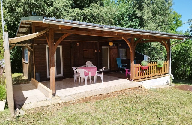 Rental 5 klms from Sarlat la caneda, enclosed land .