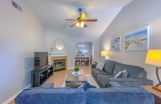 Reopening - Renovated - The cozy white townhouse!
