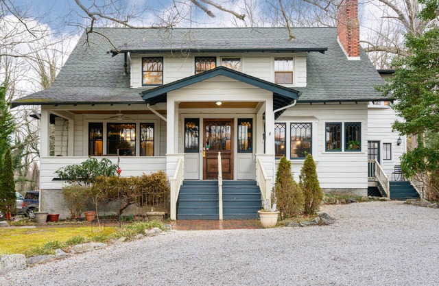 Reserve all of Oakland Cottage B&B 6 BR 6BA, 1.5 miles to downtown Asheville, NC