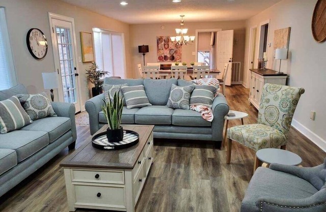 Residence (1335 Whitt Ln)