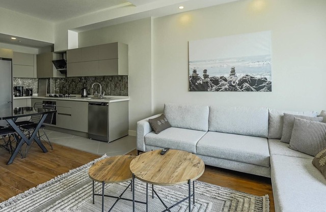 Residence w Balcony 5 min to Lara Beach in Antalya