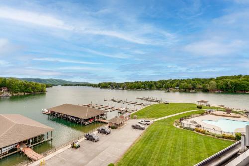 Resort Amenities and Beach Access Huddleston Condo