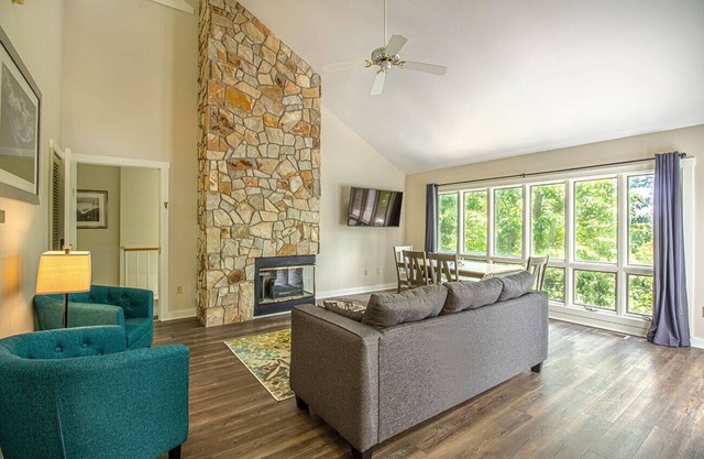 Resort home, Private Foosball Table, Jacuzzi tubs, & Dog-Friendly!