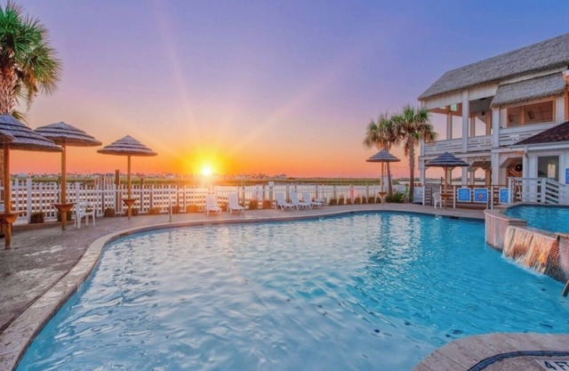 Resort poolside condo, walk to beach! Fishing, splashpad, & pickle ball! Pets ok