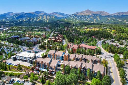 Resort Studio Suite in Prime Breck Location with Free Parking, Hot Tubs, Sauna & Gym