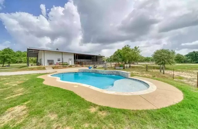Restore 38 Ranch: Hidden gem w/3br, pool, porch