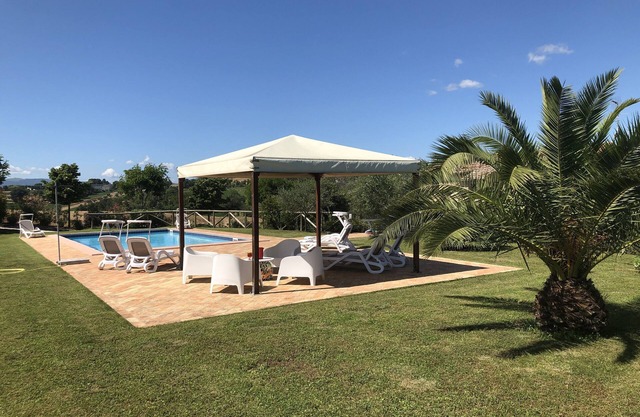 Restored 4/5 bedroom farmhouse with pool ,super fast WiFi contemporary interior