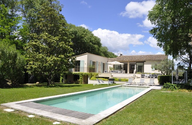 Restored farmhouse, near village, quiet, heated pool, superb view Alpilles