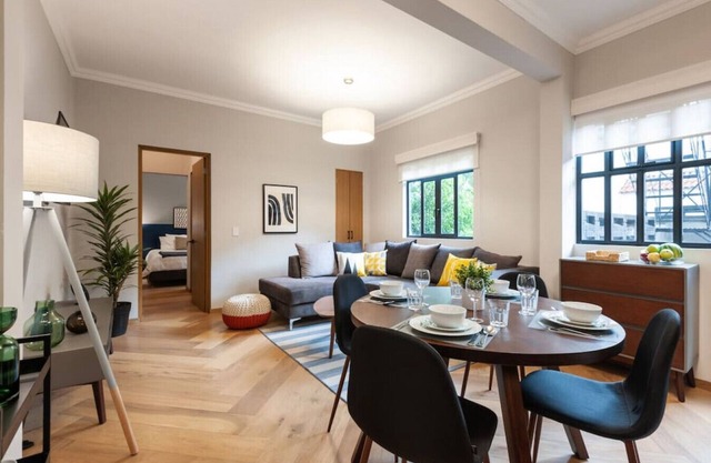 Restored townhouse apt w/priv rooftop on quiet st