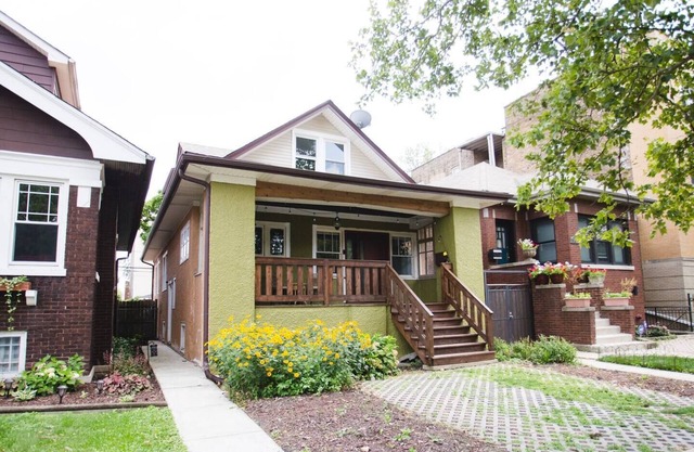 Retro 2 bedroom bungalow in Chicago's Avondale neighborhood