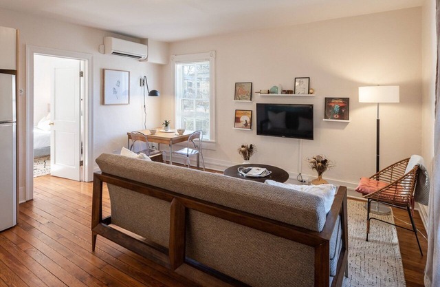 Retro Apartment| Lux Extended Stay in Belmont