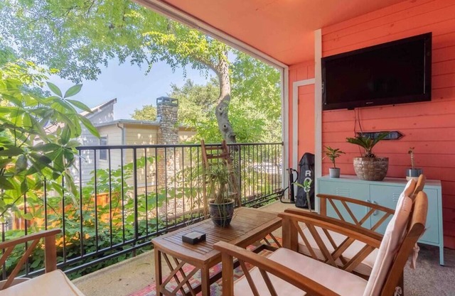 Retro Gold With a City View! Steps From Zilker