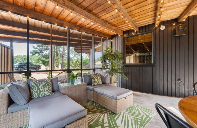 Retro Retreat w/Beaches, Pool + Tennis + Firepit